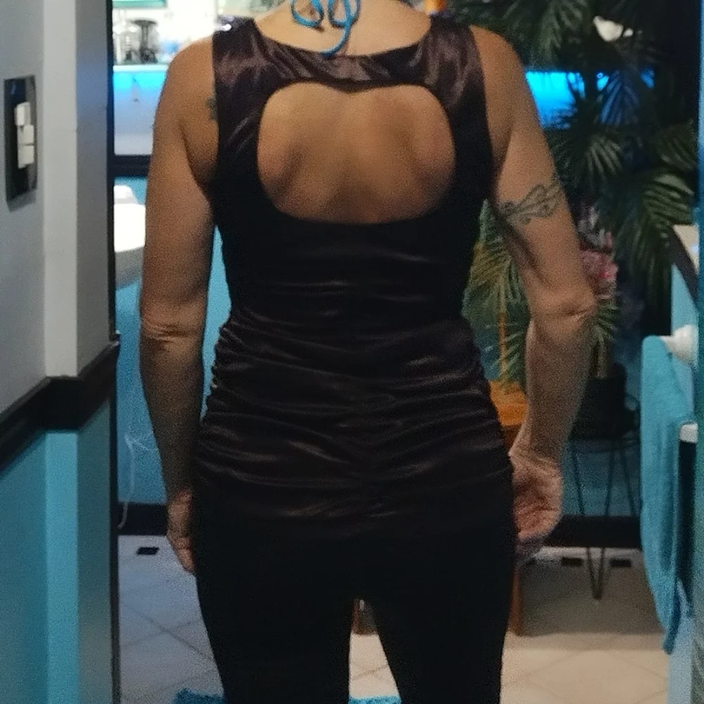 Beautiful form fitting top - Picture 9 of 14